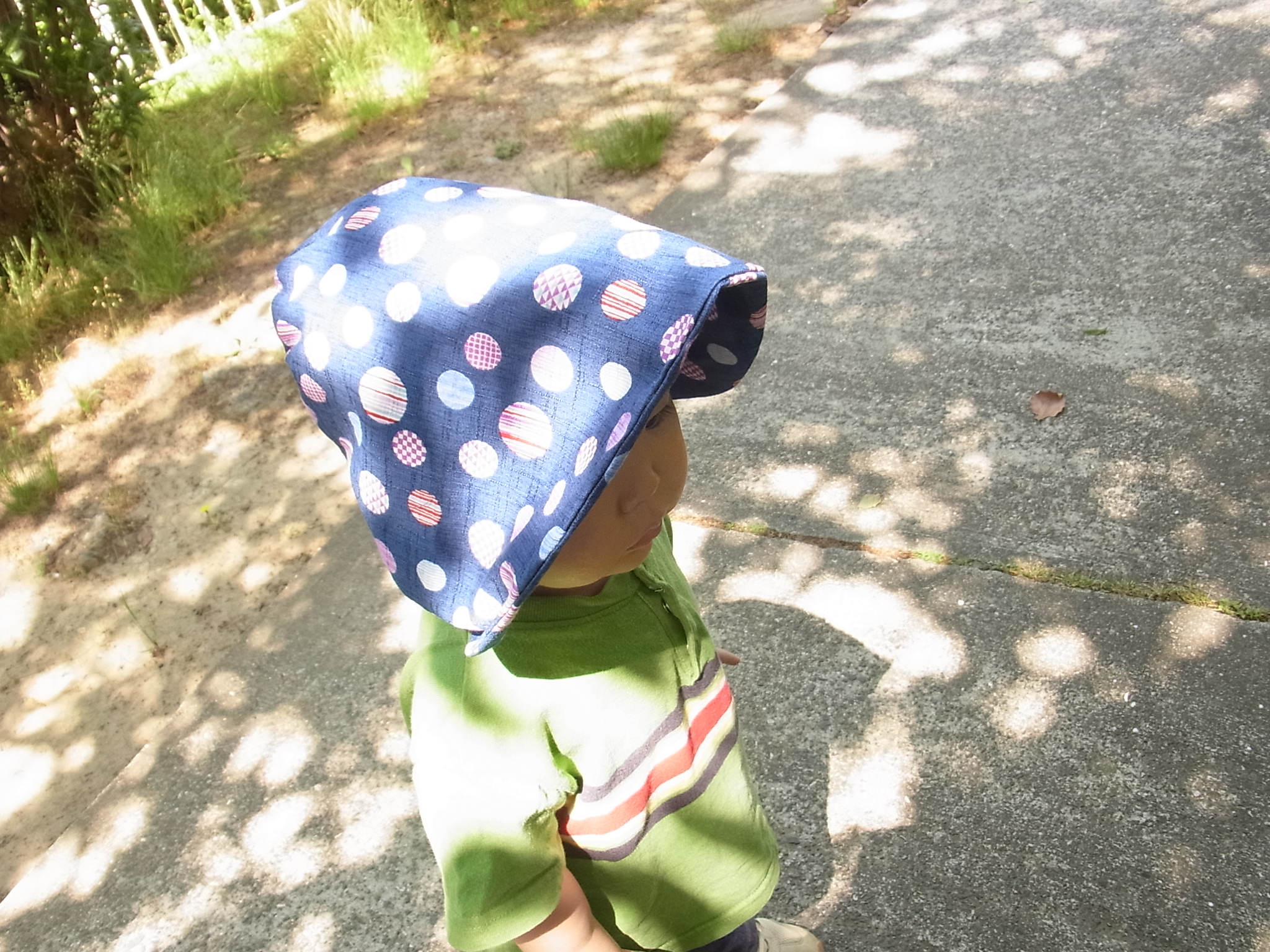 ５０ｃｍの布で作れる 簡単 子供用日よけ帽子 ボンネット帽子の作り方 型紙ダウンロード 育児お役立ち便利帳 Hello Aka ハロアカ